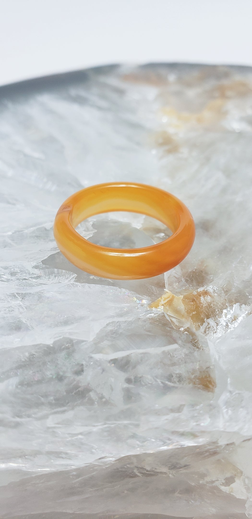 Yellow Agate strengthens courage, confidence and happiness.